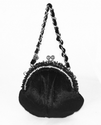 Sametová společenská kabelka ve tvaru váčku s ozdobným uchem v černé barvě.