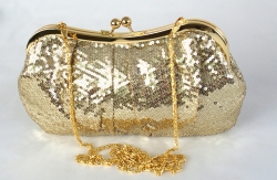 Společenská kabelka s našitými drobnými flitry ve zlaté barvě.