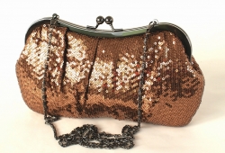 Společenská kabelka s našitými drobnými flitry v hnědé barvě.