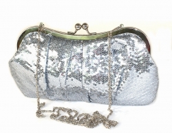 Společenská kabelka s našitými drobnými flitry ve stříbrné barvě.