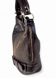 Tmavohnědá (coffee) dámská kabelka s ozdobným prošitím - boční pohled.