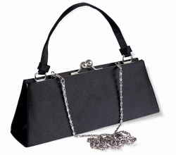 Černá společenská kabelka s kovovým rámečkem a s řetízkem pro nošení přes rameno.