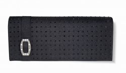 Černá společenská kabelka s ozdobnou sponou.