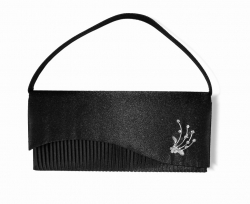 Černá společenská kabelka s ozdobnou broží a s uchem do ruky.