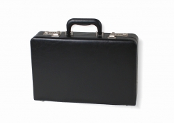 Malý černý atašé kufřík.