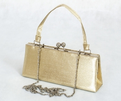 Zlatá společenská kabelka s kovovým rámečkem a s řetízkem pro nošení přes rameno.