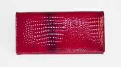 Luxusní podlouhlá kožená peněženka z lakované kůže v červené barvě.