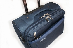 Elegantní pilotní kufřík na kolečkách, velikost 17" - detail.