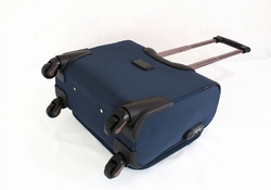 Elegantní pilotní kufřík na kolečkách, kolečka a zadní strana.