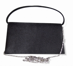 Černá kabelka s uchem do ruky a s kovovým řetízkem pro nošení kabelky na rameni.