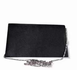 Černá společenská kabelka s kovovým řetízkem pro nošení kabelky na rameni.