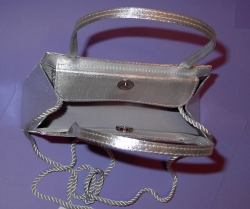 Stříbrná společenská kabelka se zapínáním na magnet - otevřená.