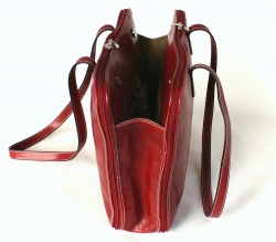 Luxusní kožená taška IL GIGLIO v červené barvě - bok tašky s rozepnutou středovou kapsou na magnet.