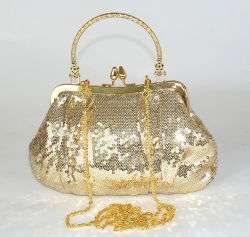 Společenská kabelka s našitými drobnými flitry ve zlaté barvě.