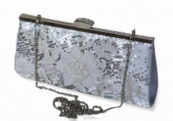 Stříbrná společenská kabelka na zacvaknutí s drobnými flitry a výšivkou.