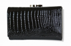 Luxusní dámská kožená peněženka z lakované kůže v černé barvě.