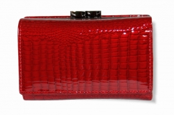 Luxusní dámská kožená peněženka z lakované kůže v červené barvě.