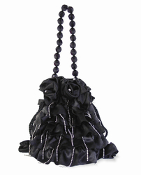 Pompadurka - společenská kabelka ve tvaru váčku v černé barvě.