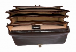 Velká luxusní kožená taška-aktovka v hnědé barvě - vnitřní členění. 