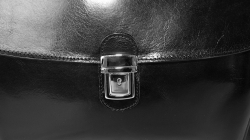 Velká černá kožená taška-aktovka IL GIGLIO - detail zapínání tašky.