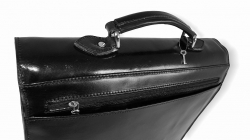 Velká černá kožená taška-aktovka IL GIGLIO - detail kapes na zadní straně tašky.