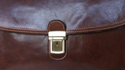Velká hnědá kožená taška-aktovka IL GIGLIO - detail zapínání tašky.