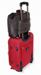 Taška pro notebook nasunutá na výsuvném madlu cestovního kufru.