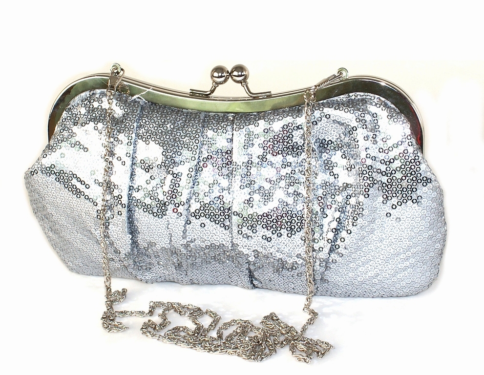 Společenská kabelka s našitými drobnými flitry ve stříbrné barvě.