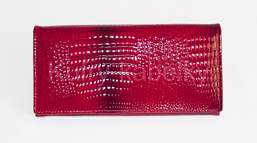 Luxusní podlouhlá kožená peněženka z lakované kůže v červené barvě.